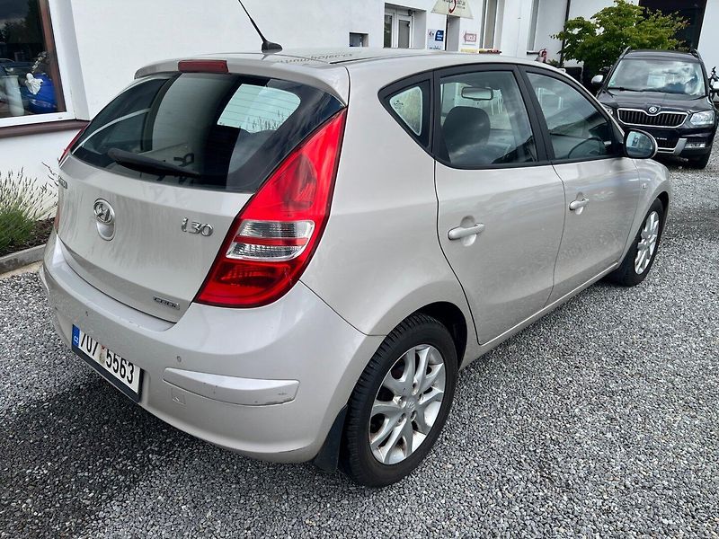 Hyundai i30 (2008) 1.6 CRDI - fotka 2 z 19