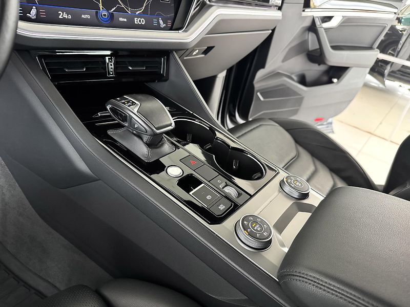Volkswagen Touareg 3,0TDI 210kW*Discover*Vzduch - fotka 26 z 46