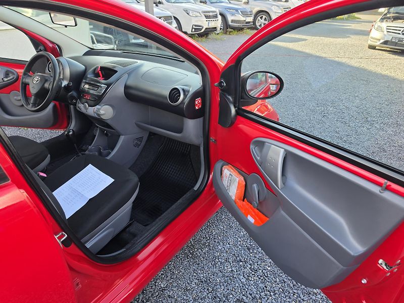 Toyota Aygo 1.0i 50kw - fotka 17 z 21