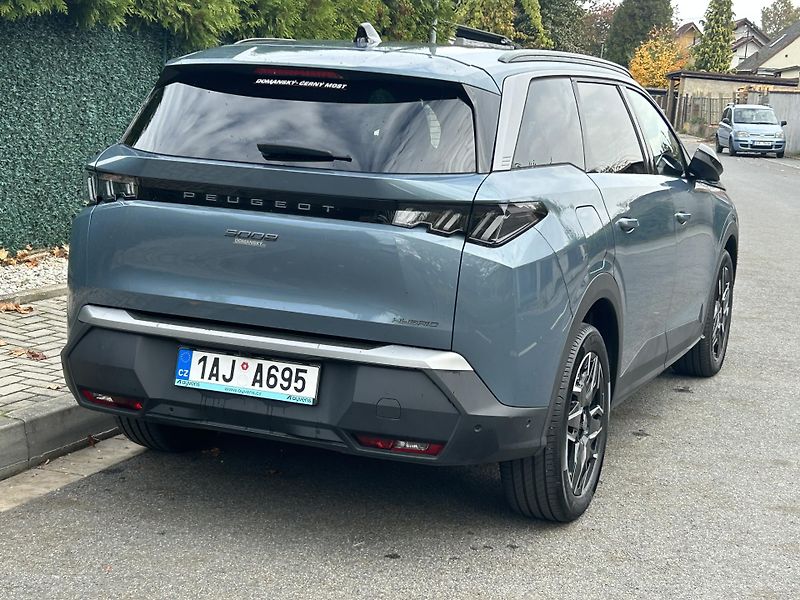 Peugeot 5008 (2025) ALLURE hybrid eDCS6 7míst 1maj - fotka 15 z 36