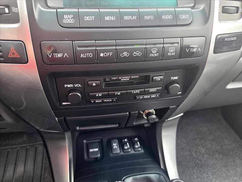 Toyota Land Cruiser 3,0 D-4D 127kW 8-míst ČR 1.maj - fotka 20 z 29
