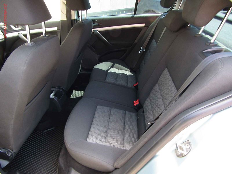 Škoda Octavia (2011) 1.6 TDi, Ambiente - fotka 10 z 16