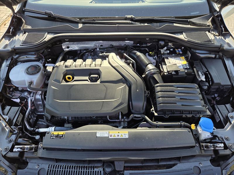 Volkswagen Golf 1,5 TSi 96kW Life ČR 1.maj Neh - fotka 19 z 22