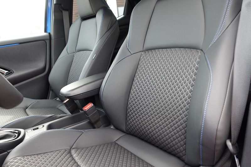 Toyota Yaris HSD Premiere Edition druhá sad - fotka 31 z 38