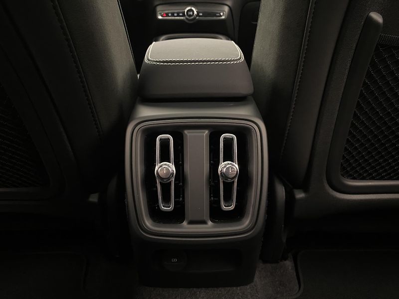 Volvo XC40 (2026) B3 AUT DARK ULTRA  - fotka 34 z 64