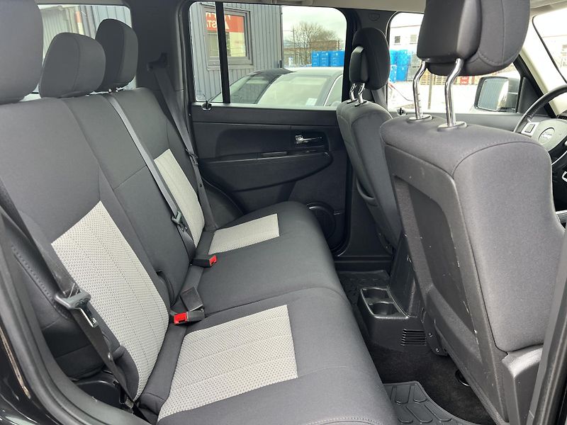 Jeep Cherokee 2.8CRD MANUÁL 6.R.ST. KLIMA - fotka 28 z 38