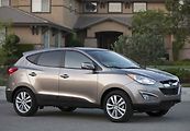Střední SUV vyráběné v Nošovicích se nejprve jmenovalo Tucson, pak ix35 a nyní opět Tucson. Nejstarší Tucsony laborují se zavěšením, řízením, brzdami a výfukovou soustavou