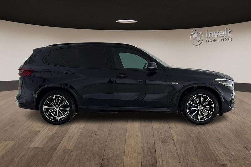 BMW X5 xDrive45e - fotka 2 z 28