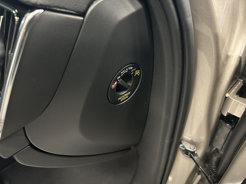 Volvo V60 (2025) ULTRA DARK DCT LED Panora HUD - fotka 41 z 43