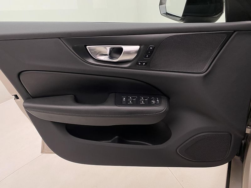 Volvo V60 T6 AWD PLUG-IN DARK REZERVACE - fotka 7 z 58