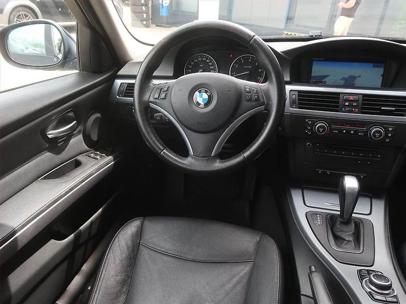 BMW Řada 3 (2009) 320 i, Automat, Navi, Xenony - fotka 7 z 14