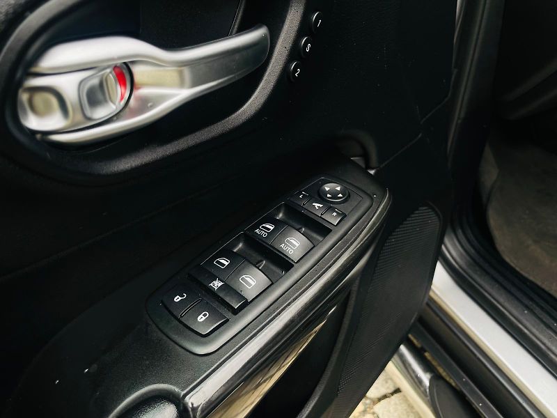 Jeep Cherokee 2.0D 4x4 AUT KAMERA TAŽNÉ LED - fotka 36 z 50