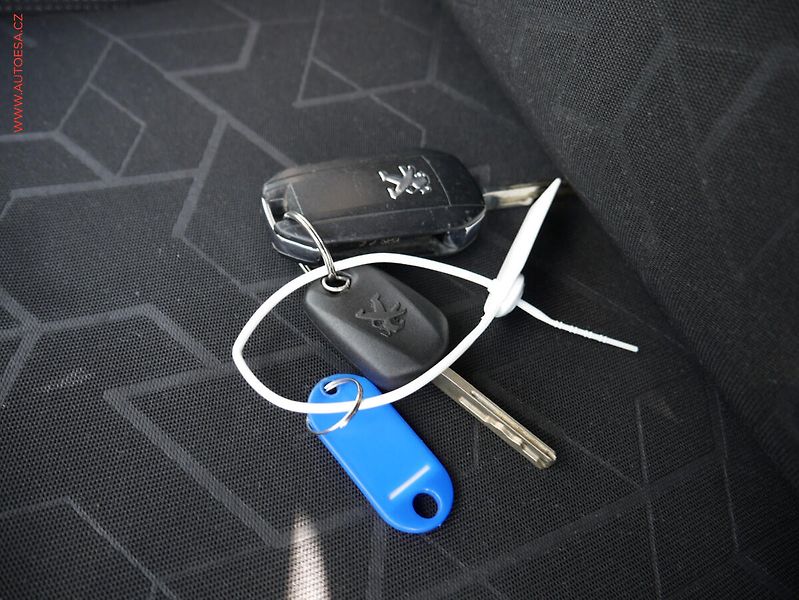 Peugeot 2008 (2015) 1.2i, AC, tempo - fotka 24 z 24