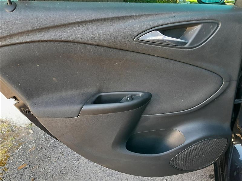 Opel Astra 1,6 CDTi 81kW - fotka 25 z 49