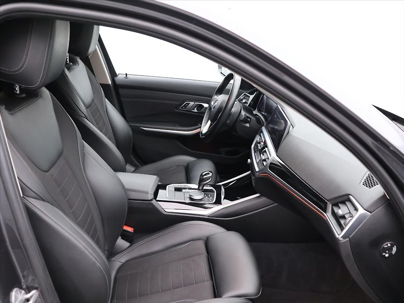 BMW Řada 3 2,0 320d 140kW xDrive 1.Maj. - fotka 12 z 36