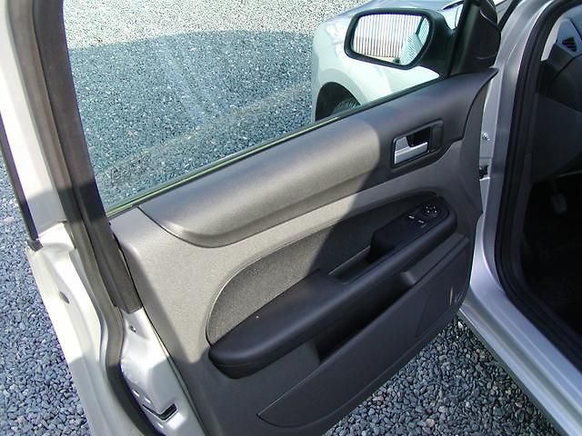 Ford Focus (2006) 1.6TDCi,ESP,EL. SEDAČKY - fotka 12 z 22