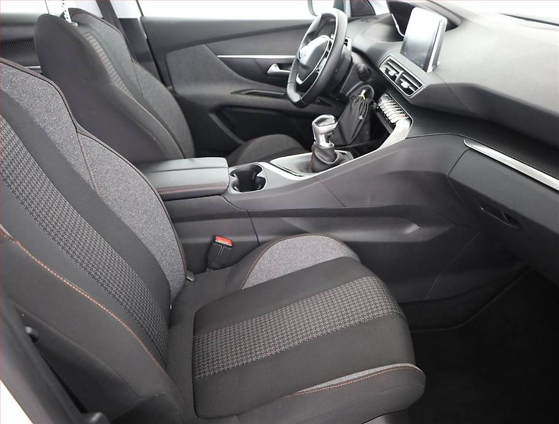 Peugeot 3008 (2018) Active Pack 1.2 PureTech - fotka 7 z 15
