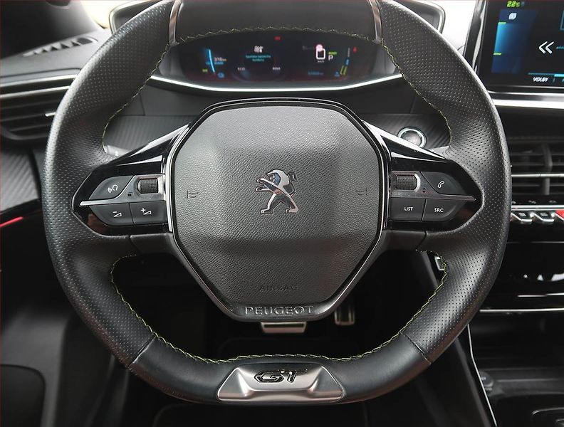 Peugeot 2008 (2022) GT 50 kWh, SoH 100% - fotka 16 z 22