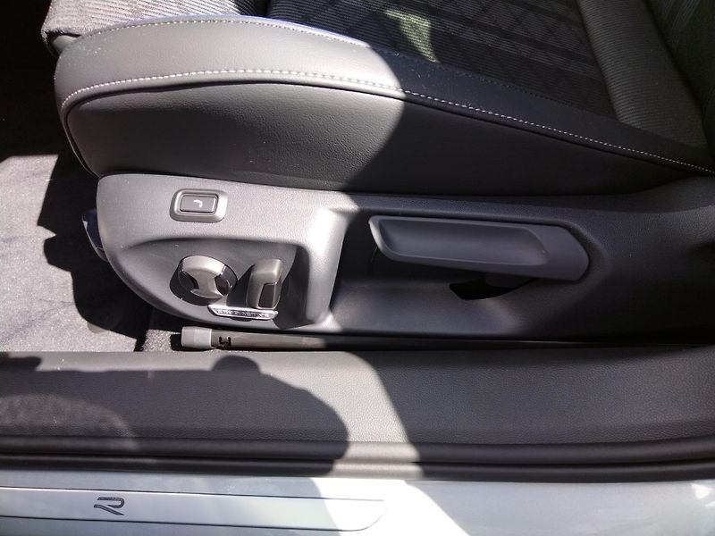 Volkswagen Passat R-Line 2,0 TSI 150 kW - fotka 16 z 28