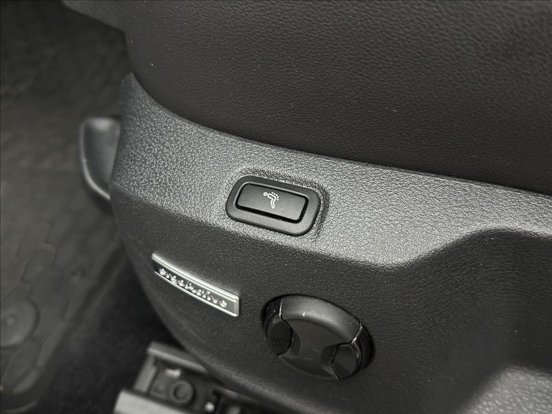 Volkswagen Golf 1,6 DSG DPH HIGHLINE 2XKOLA ČR - fotka 33 z 41