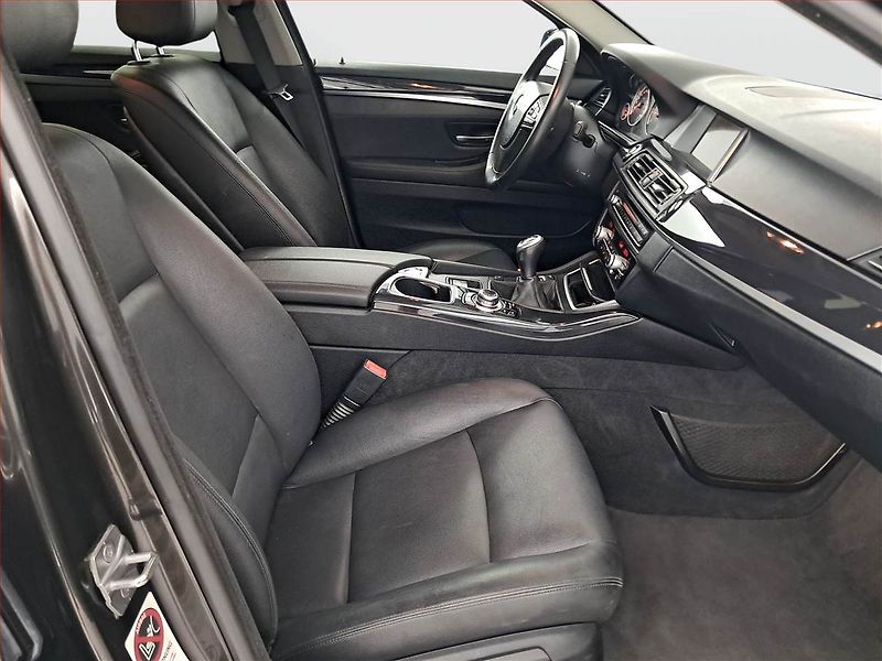 BMW Řada 5 (2013) Luxury Line 520d, Navi - fotka 9 z 19