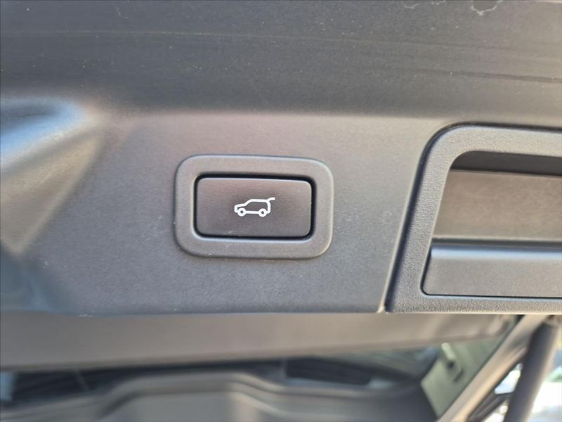 Land Rover Range Rover Velar 2,0 P250 SE - fotka 10 z 17