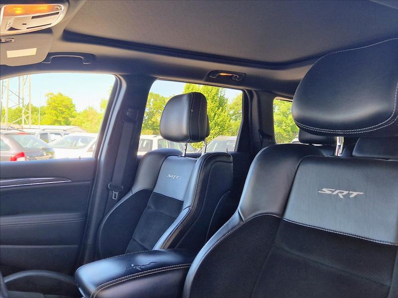 Jeep Grand Cherokee 6,4 i SRT 344kW NAVI TOPSTAV - fotka 17 z 32