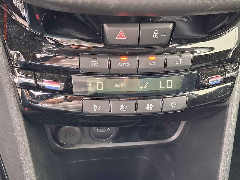 Peugeot 2008 (2019) 1.2 PT, Allure, AT, TZ, navi - fotka 15 z 19
