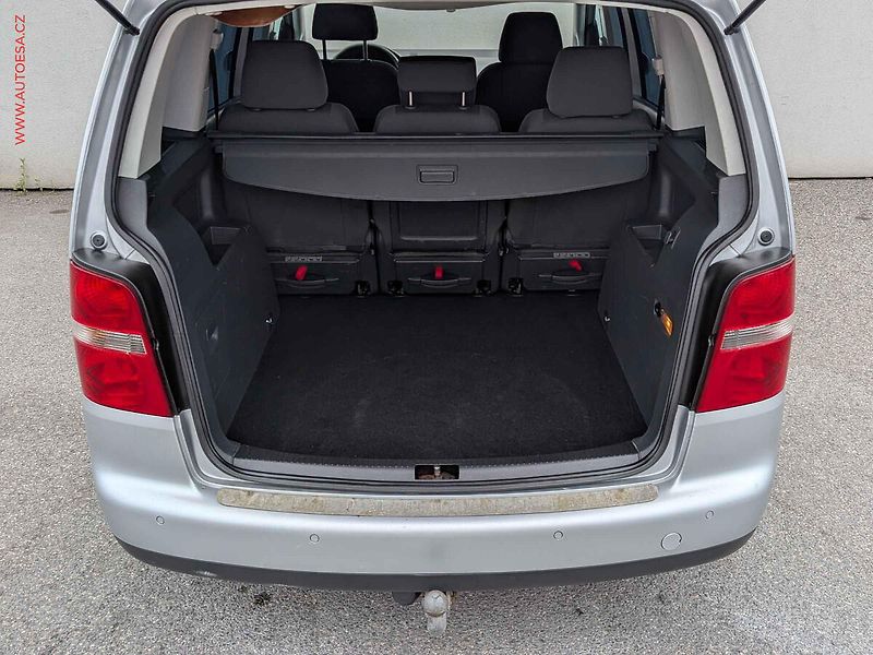 Volkswagen Touran (2006) 2.0TDi, DSG - fotka 7 z 13