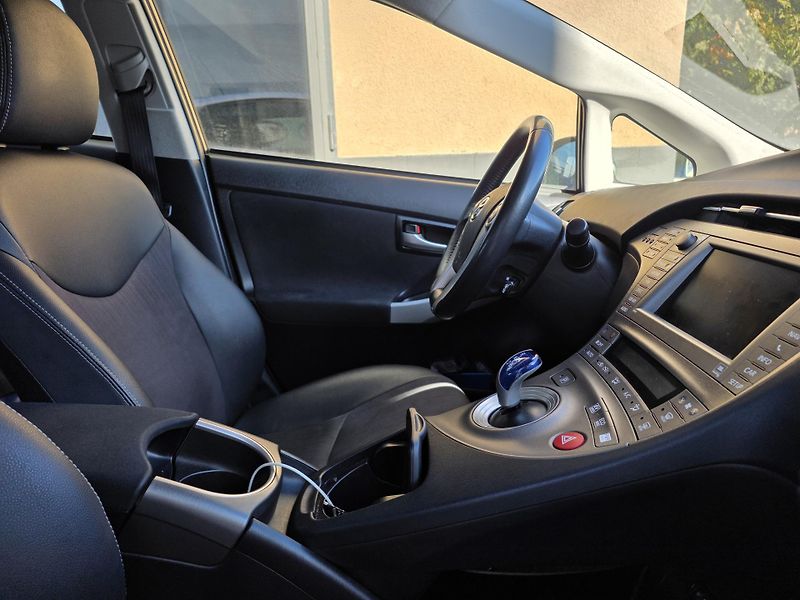 Toyota Prius 1.8-HYBRID-spotř.5l/100km - fotka 13 z 18