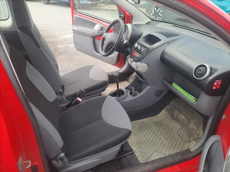 Peugeot 107 1,0 i - fotka 6 z 9