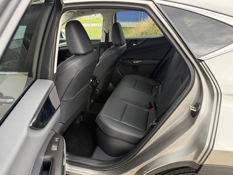 Lexus NX 350h 2,5 HSD e-CVT Executive 4×4 E- - fotka 24 z 29