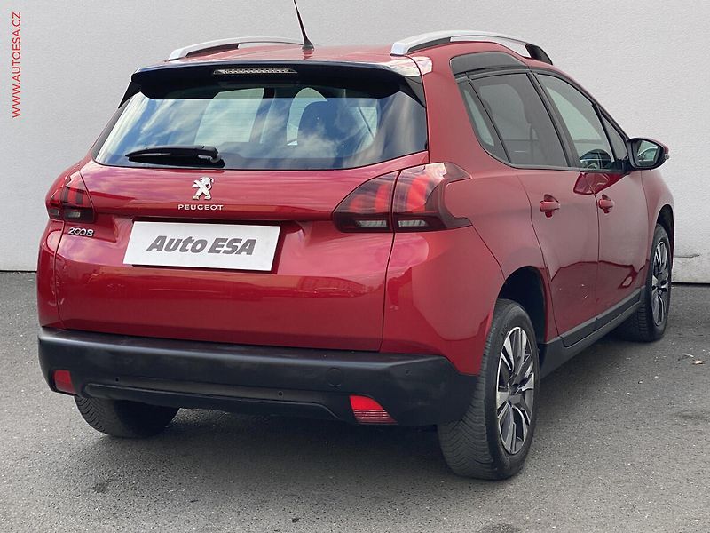 Peugeot 2008 (2018) 1.2 PT, ČR, Allure, park. - fotka 4 z 17
