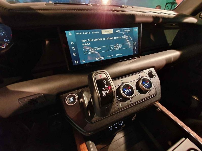 Land Rover Defender se představil v bývalé Pragovce v pražských Vysočanech.