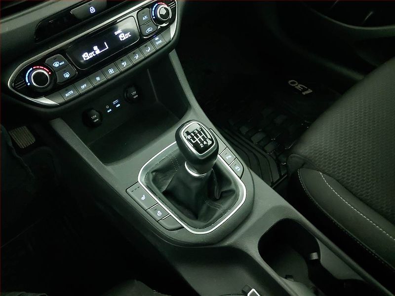 Hyundai i30 (2019) 1.4 T-GDI, Serv.kniha, Navi - fotka 13 z 19