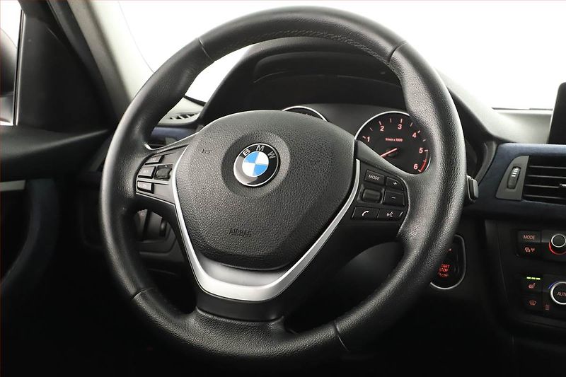 BMW Řada 3 (2014) 320 d xDrive, 4X4, Navi - fotka 8 z 20