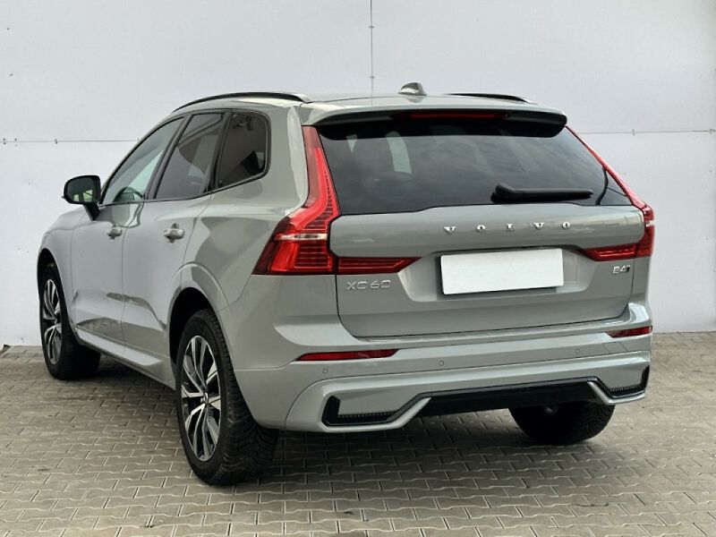 Volvo XC60 PLUS DARK B4 AWD 145kW - fotka 10 z 33