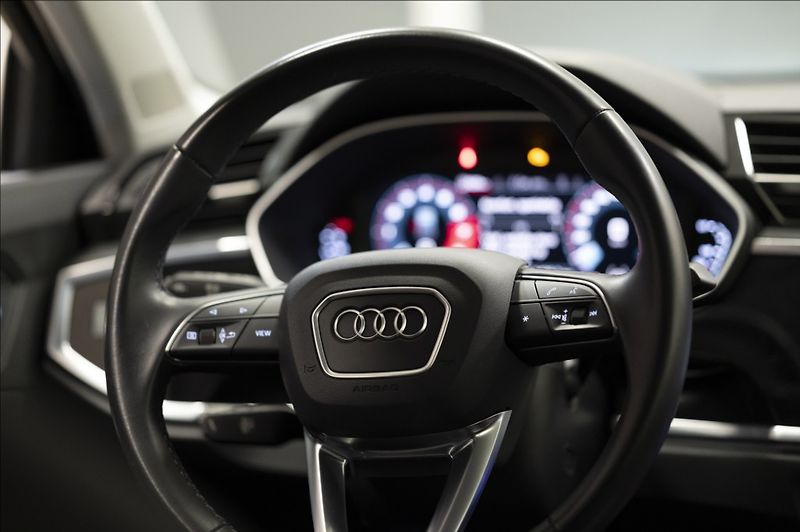 Audi Q3 1,5 35 TFSI S-LINE NAVI VÝHŘEV - fotka 11 z 37