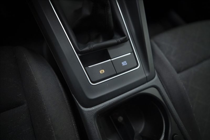 Volkswagen Golf 1,5 TSI KEYLESS KAMERA VÝHŘEV - fotka 23 z 42