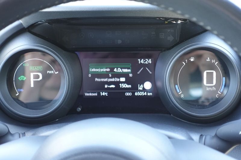 Toyota Yaris ZLEVNĚNO 1,5 HSD Comfort Style - fotka 24 z 28