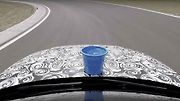 Staromódní test pro auto napěchované moderními technologiemi.