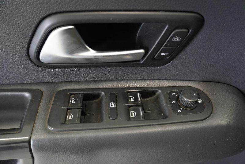 Volkswagen Amarok 2.0 TDi 4X4 AUTOMAT 5 MÍST - fotka 12 z 37