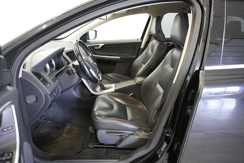 Volvo XC60  2.4 D5 MOMENTUM AWD AUTOMAT - fotka 12 z 27