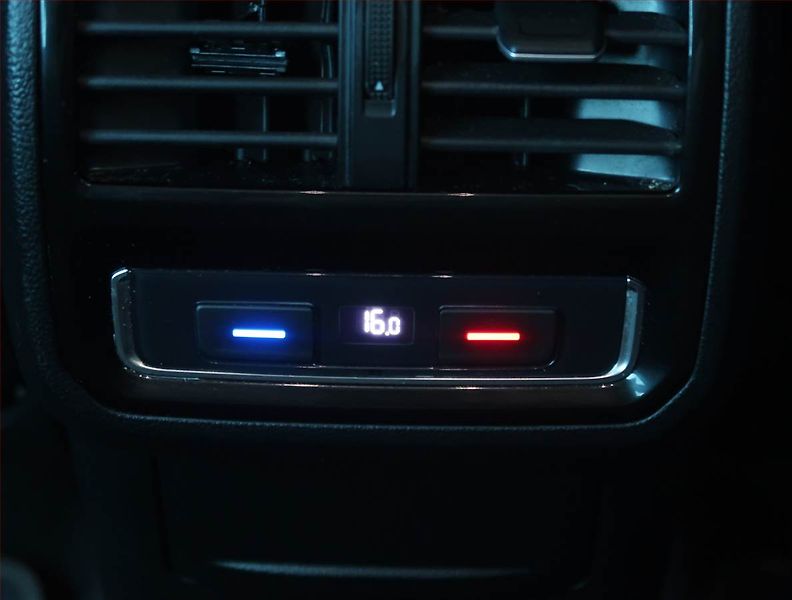 Volkswagen Passat (2020) 1.5 TSI, Automat, Kůže, Navi - fotka 19 z 19