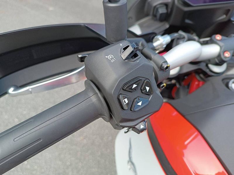 Moto Guzzi V 85 TT (2026) Rosso Fuji - fotka 11 z 13