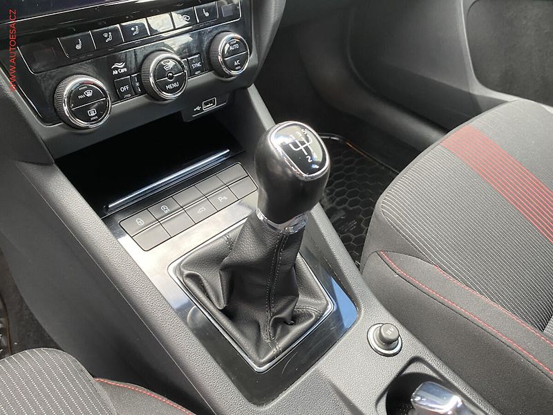 Škoda Octavia (2019) 1.6 TDi, ČR, Style, LED - fotka 16 z 18