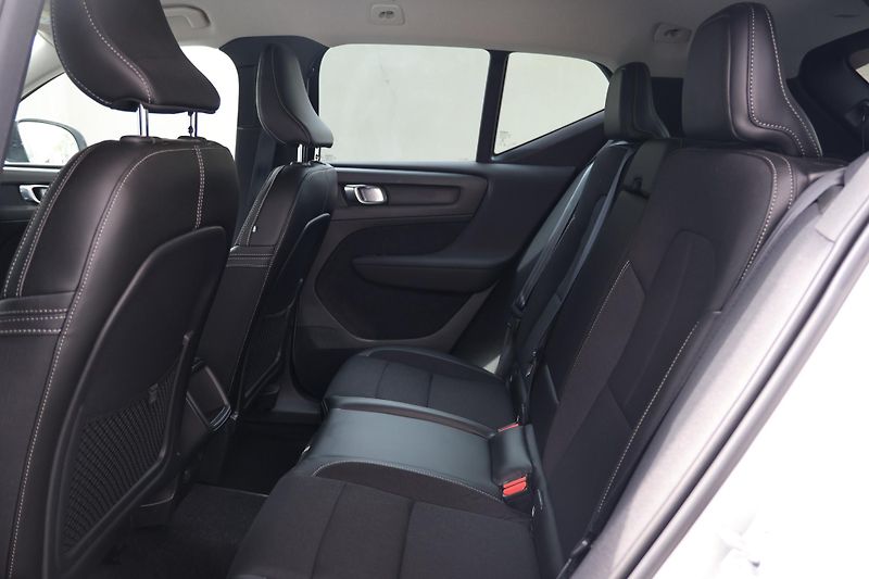 Volvo XC40 (2018) T4 AWD Momentum - fotka 8 z 23