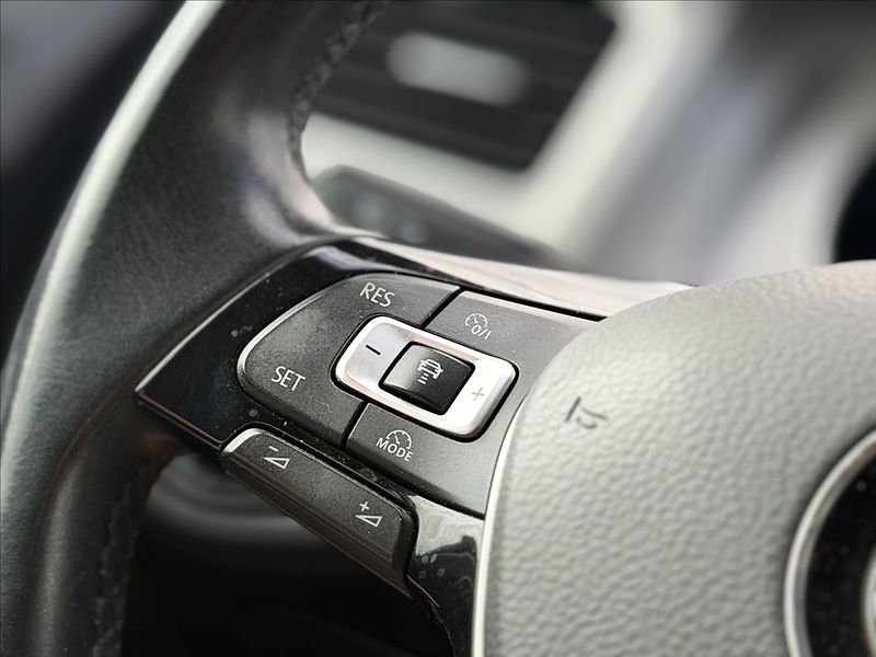 Volkswagen Golf 1,6 TDI 81kW DSG NAVI - fotka 16 z 27