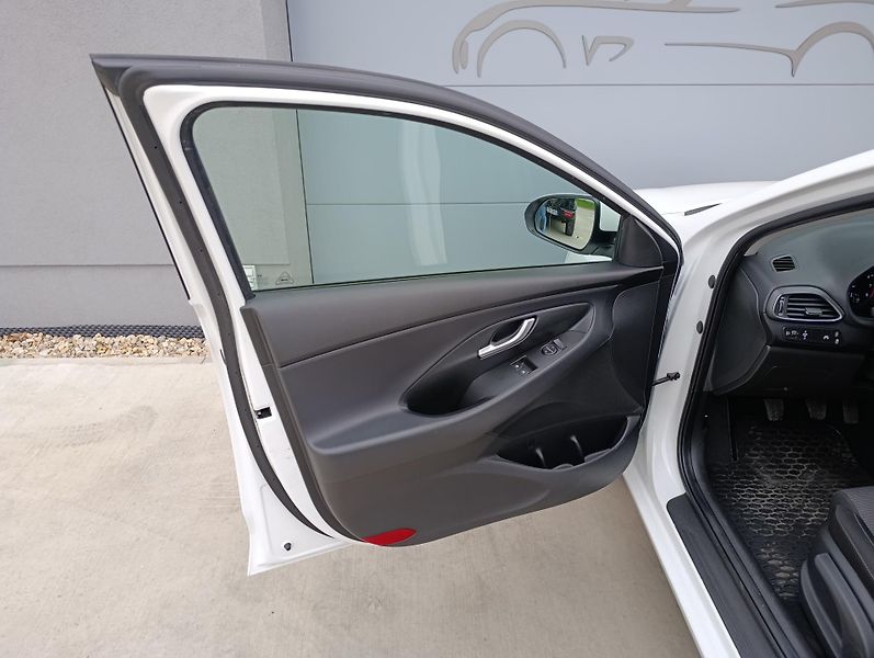 Hyundai i30 START 1.4 73kW ČR 1.MAJITEL - fotka 23 z 28