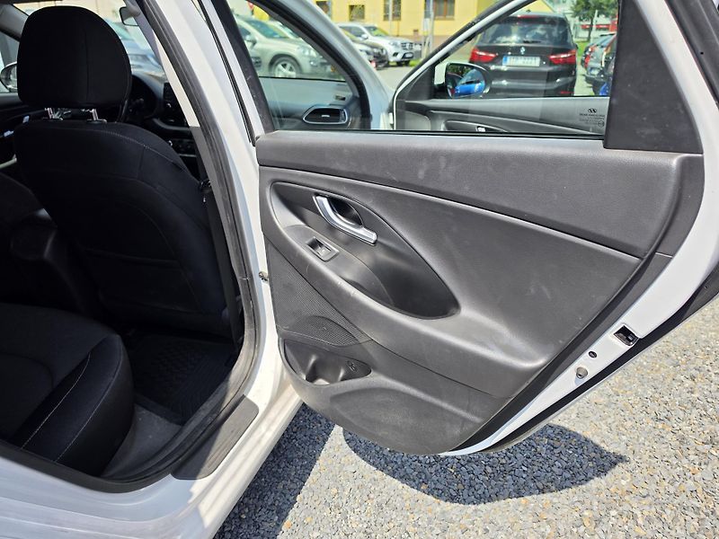 Hyundai i30 1.4i  - fotka 17 z 20
